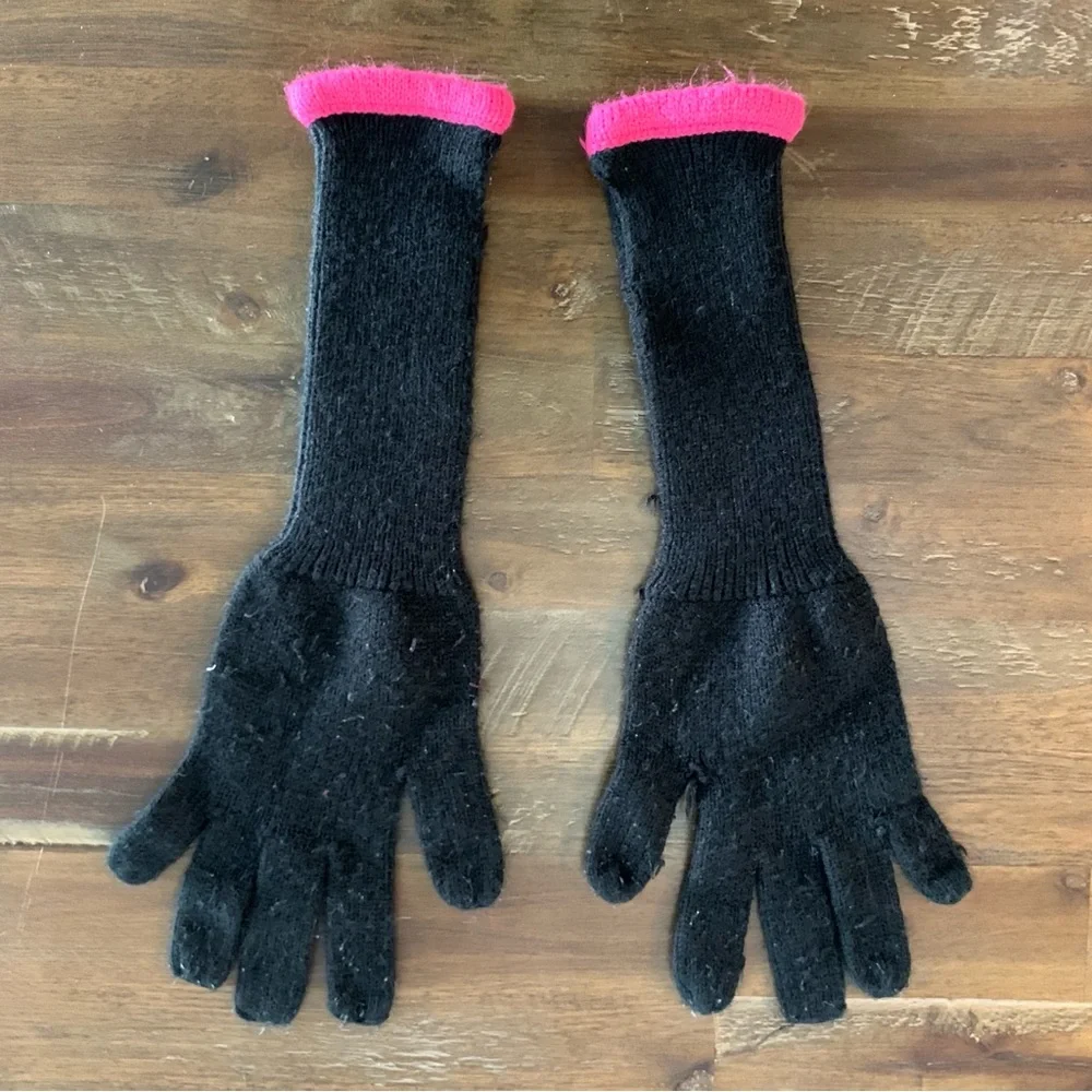 ✅ black and pink wrist length knit gloves